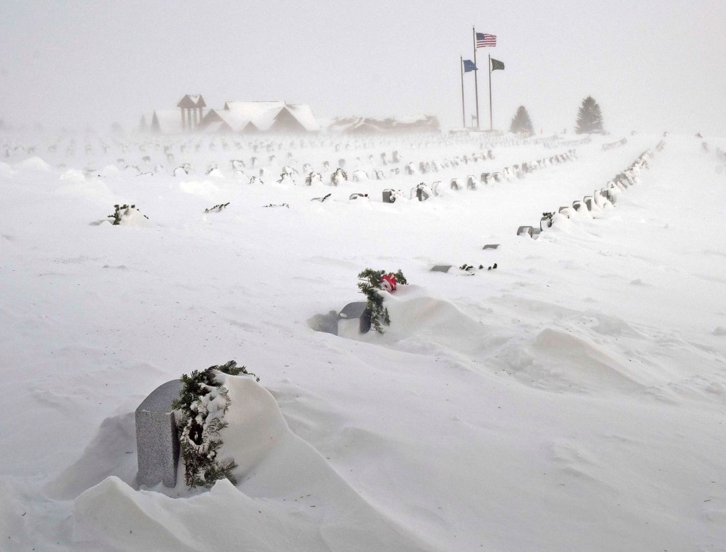 Filas de lápidas en el Cementerio de Veteranos de Dakota del Norte cubiertas por la nieve, el jueves 22 de diciembre en Mandan. (Crédito: Tom Stromme/The Bismarck Tribune/AP)