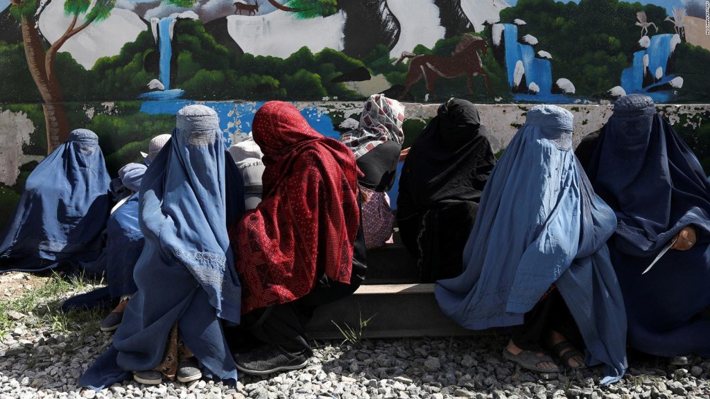 Los talibanes siguen prohibiendo a las mujeres