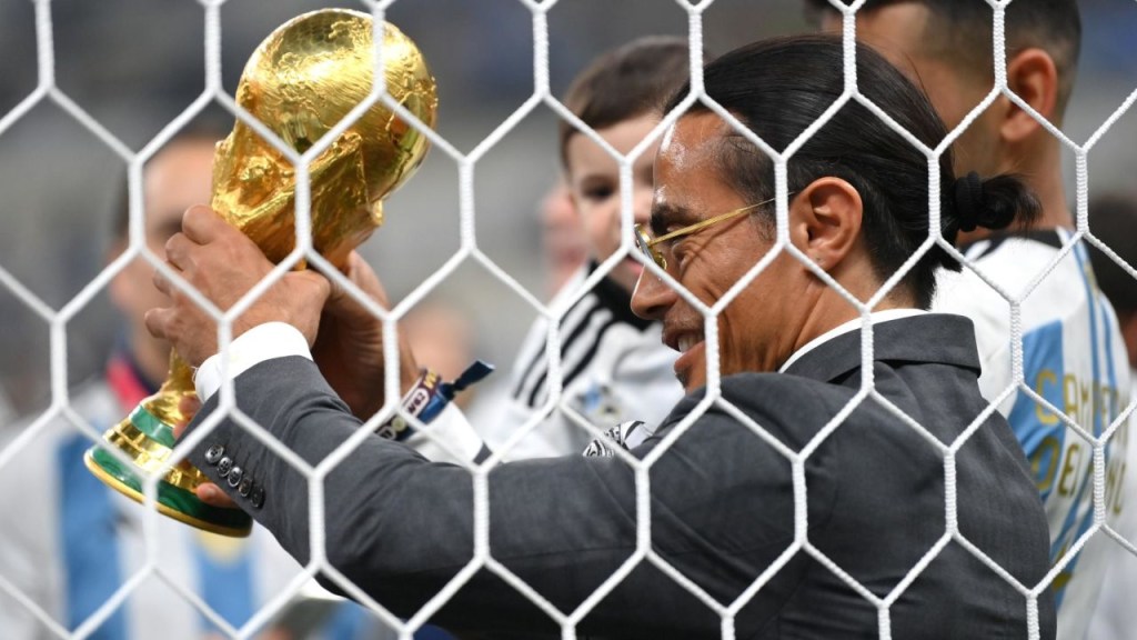 La FIFA investiga cómo un chef famoso logró entrar a la cancha tras la final del Mundial