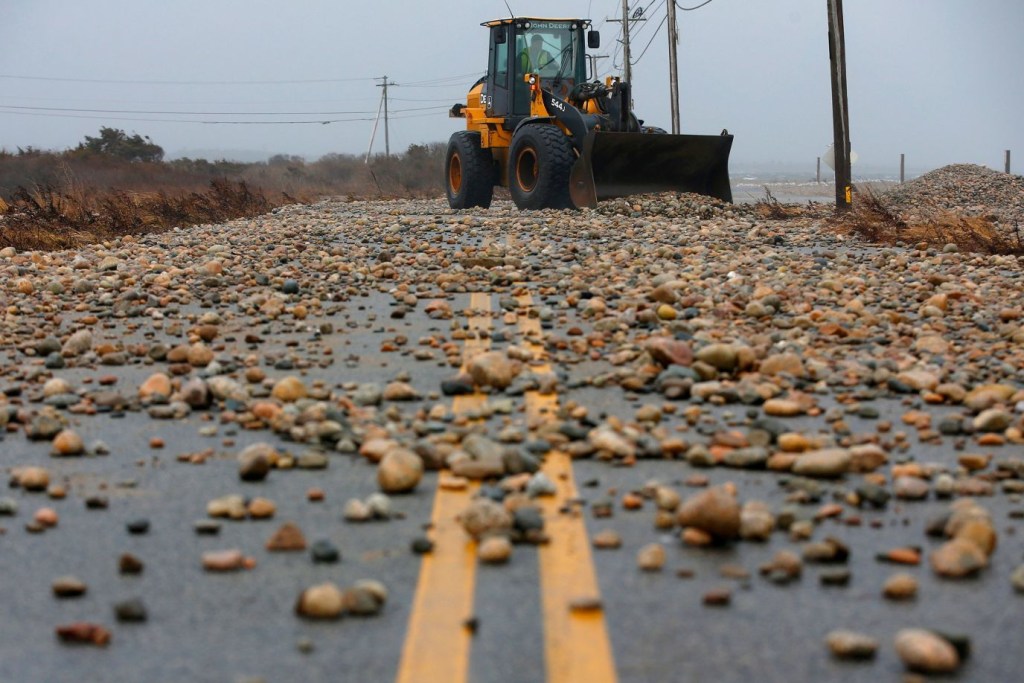 Se retiran piedras de un camino en Westport, Massachusetts, después de que una marejada ciclónica tocara tierra, inundando muchas zonas costeras el 23 de diciembre. (Crédito: Peter Pereira/The Standard-Times/AP)