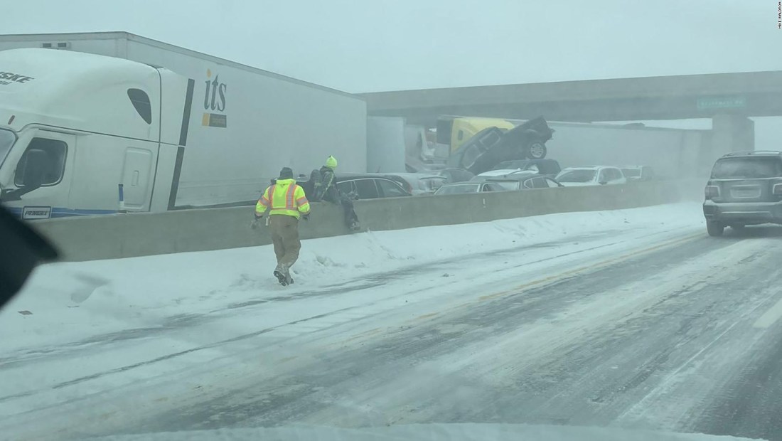 Chocan 50 carros en tormenta invernal en Ohio