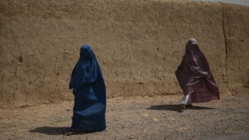 Mujeres afganas caminan junto a un camino en Kandahar el 29 de julio de 2022. (Foto: Daniel Leal/AFP/Getty Images)