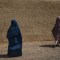 Mujeres afganas caminan junto a un camino en Kandahar el 29 de julio de 2022. (Foto: Daniel Leal/AFP/Getty Images)