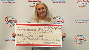 Lori Janes ganó un premio de US$ 175.000 de la Lotería de Kentucky después de llevarse a casa billetes de lotería por valor de US$ 25 en el intercambio de regalos de su oficina. (Foto: Lotería de Kentucky)