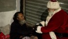 Papá Noel que recorre la capital mexicana para ayudar a los desamparados
