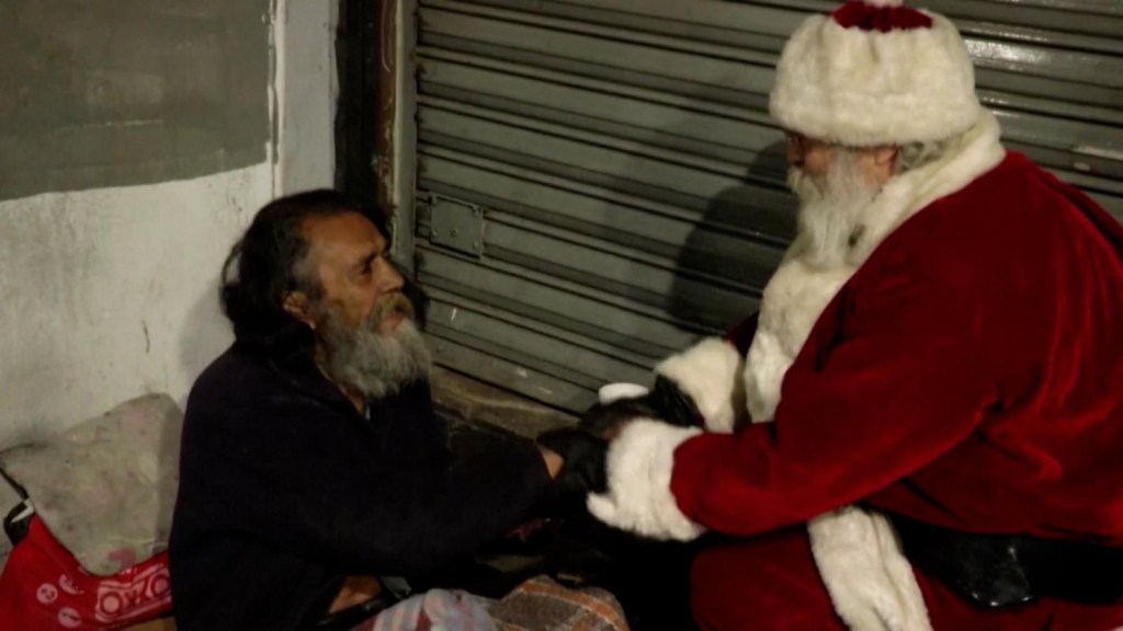 El Papá Noel que recurre a la capital mexicana para ayudar a los desamparados