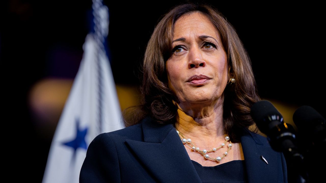 Buses of migrants arrive in front of Kamala Harris’ house before Christmas