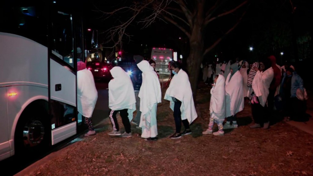 Mira cuando dejan a migrantes frente a casa de vicepresidenta Kamala Harris