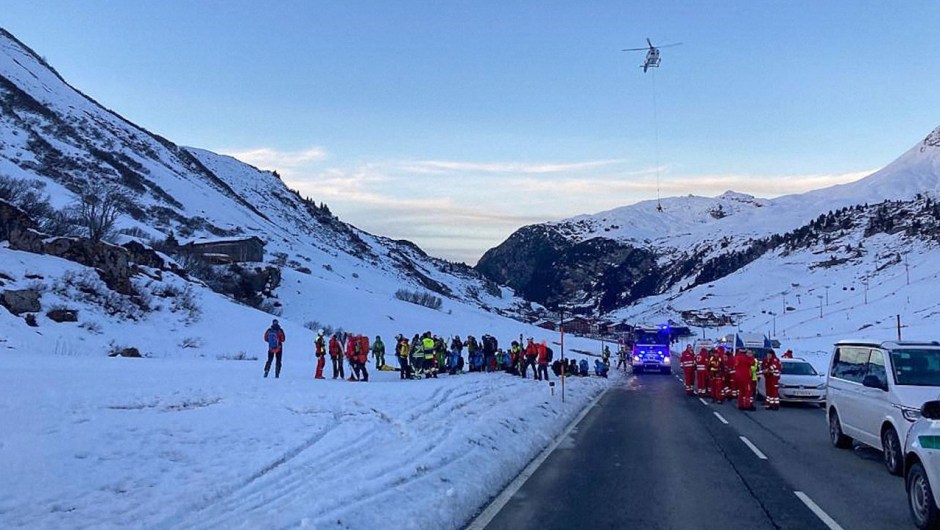 Los servicios de emergencia trabajan cerca del lugar de una avalancha en Bregenz, Austria, el 25 de diciembre de 2022. (Foto: Lech Zuers Tourismus/AFP/Getty Images)