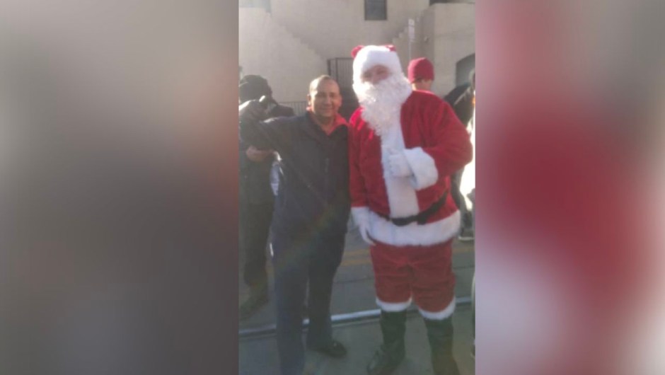 Geovanny Caripaz, de 39 años, se toma una foto con Santa Claus el día de Navidad en un albergue para migrantes en El Paso, Texas. (Cortesía: Geovanny Caripaz)