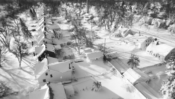 La nieve cubre un barrio de Cheektowaga, Nueva York, el domingo 25 de diciembre. El oeste de Nueva York se está ahogando en una espesa capa de nieve de "efecto lago", que se forma cuando el aire frío se desplaza sobre las cálidas aguas de los Grandes Lagos, apenas un mes después de que la región fuera azotada por una histórica tormenta de nieve. (John Waller vía AP)