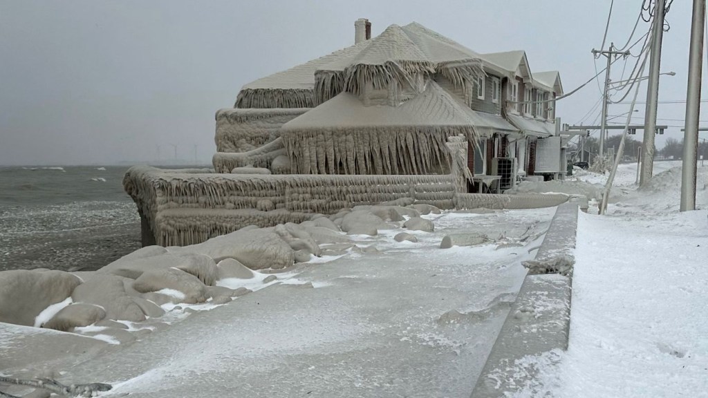 El restaurante Hoak's se ve cubierto de hielo por el rocío del lago Erie en Hamburg, Nueva York, el 24 de diciembre. (Crédito: Kevin Hoak vía Reuters)