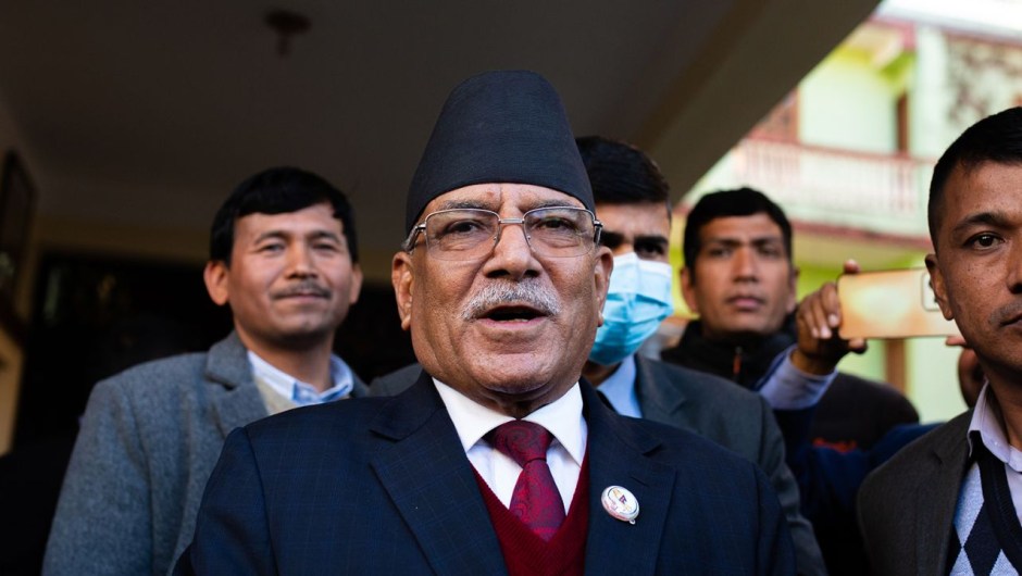 Pushpa Kamal Dahal habla con los medios de comunicación tras ser nombrado primer ministro de Nepal el 25 de diciembre de 2022. (Foto: Rojan Shrestha/NurPhoto/Getty Images)