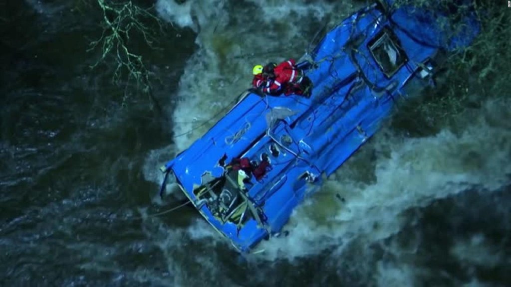 Un autobús cayó a un río desde un puente en España