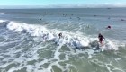 Mira a estos "Papá Noel" practicar surf en las playas de Florida