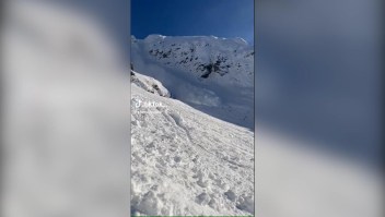 Avalancha arrolla esquiadores en Australia