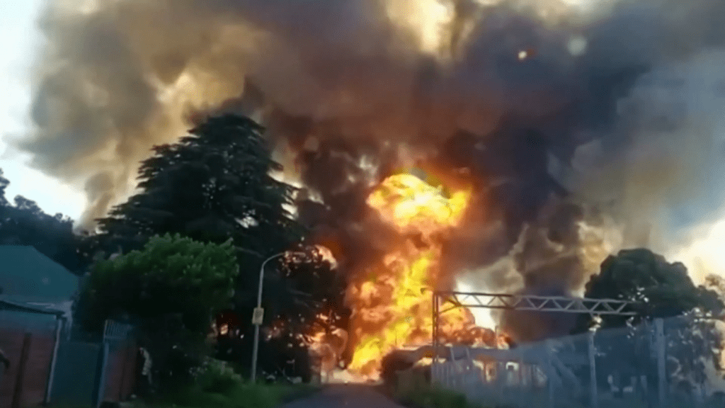Explosión de camión en Sudáfrica deja al menos 15 muertos
