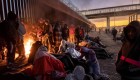 Construcción de valla fronteriza en Texas intensifica crisis de migrantes
