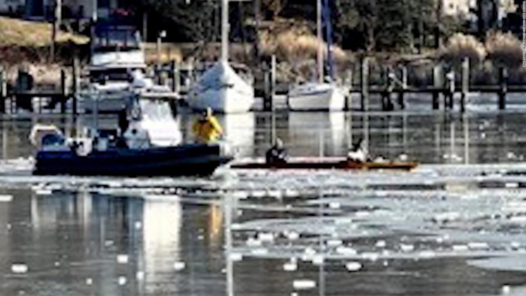 Rescatan a piloto en medio de un lago congelado