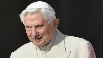El papa pide rezar por Benedicto XVI