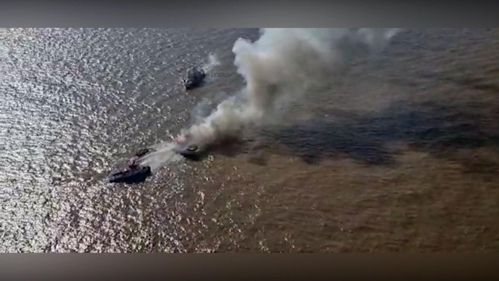Rescatan a la tripulación de un yate que se incendió en el Río de la Plata