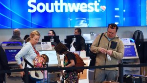 Southwest dice que los servicios “normales” se reanudarán este viernes