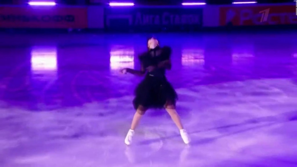 Mira a una patinadora artística recrear el baile viral de Jenna Ortega en "miércoles"
