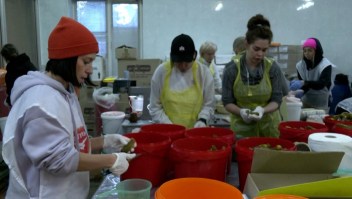 Voluntarios preparan comida típica de Año Nuevo para soldados ucranianos