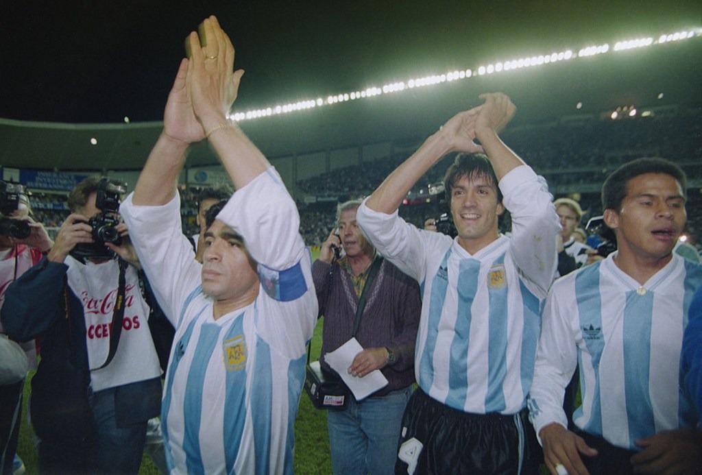Diego Maradona saluda tras el triunfo de Argentina ante Australia en 1993.
