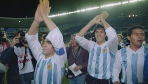 Diego Maradona saluda tras el triunfo de Argentina ante Australia en 1993.