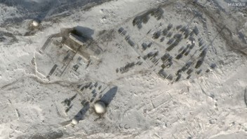 Una imagen satelital de Maxar muestra el avance de la militarización rusa del Ártico.