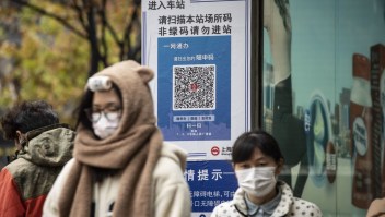 Un código QR para el rastreo de contactos de covid-19 se muestra en la entrada de una estación de metro en Shanghái, China, el lunes.