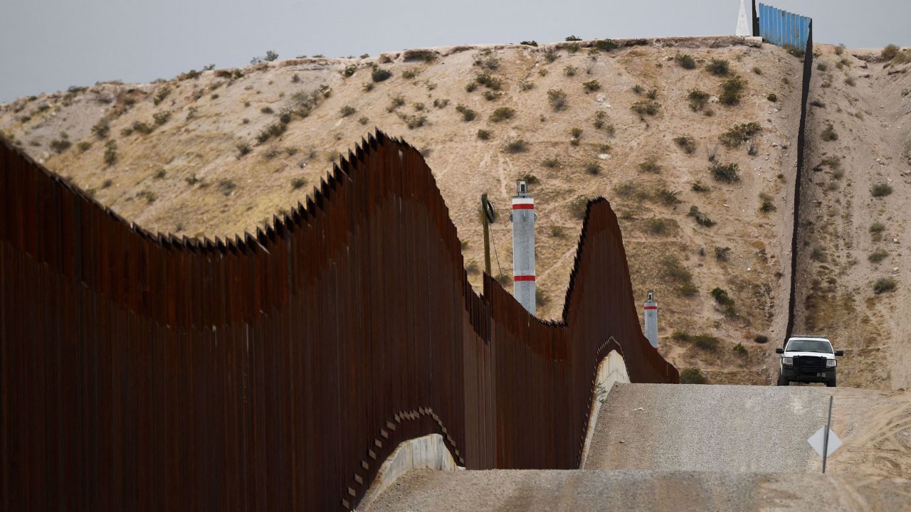 Un vehículo de la Patrulla Fronteriza de EE.UU. junto a un muro fronterizo en el sector de El Paso a lo largo de la frontera entre EE.UU. y México, entre Nuevo México y el estado mexicano de Chihuahua, el 9 de diciembre de 2021 en Sunland Park, Nuevo México.