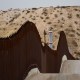 Un vehículo de la Patrulla Fronteriza de EE.UU. junto a un muro fronterizo en el sector de El Paso a lo largo de la frontera entre EE.UU. y México, entre Nuevo México y el estado mexicano de Chihuahua, el 9 de diciembre de 2021 en Sunland Park, Nuevo México.