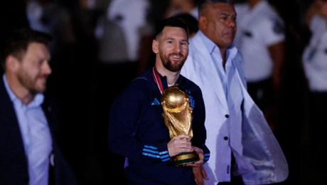La llegada a Argentina de los campeones y la copa del mundo: fotos, imágenes y más