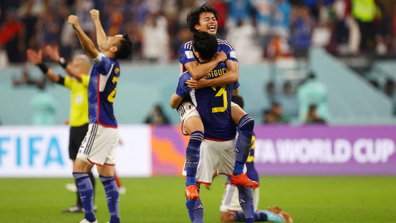 Los jugadores de Japón celebran su pase a los octavos de final tras vencer a España.