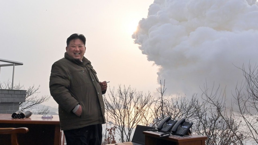 Kim Jong Un asiste a la prueba de lo que los medios estatales de Corea del Norte dijeron que era un motor de cohete de combustible sólido, en una foto publicada el 16 de diciembre de 2022.