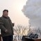 Kim Jong Un asiste a la prueba de lo que los medios estatales de Corea del Norte dijeron que era un motor de cohete de combustible sólido, en una foto publicada el 16 de diciembre de 2022.