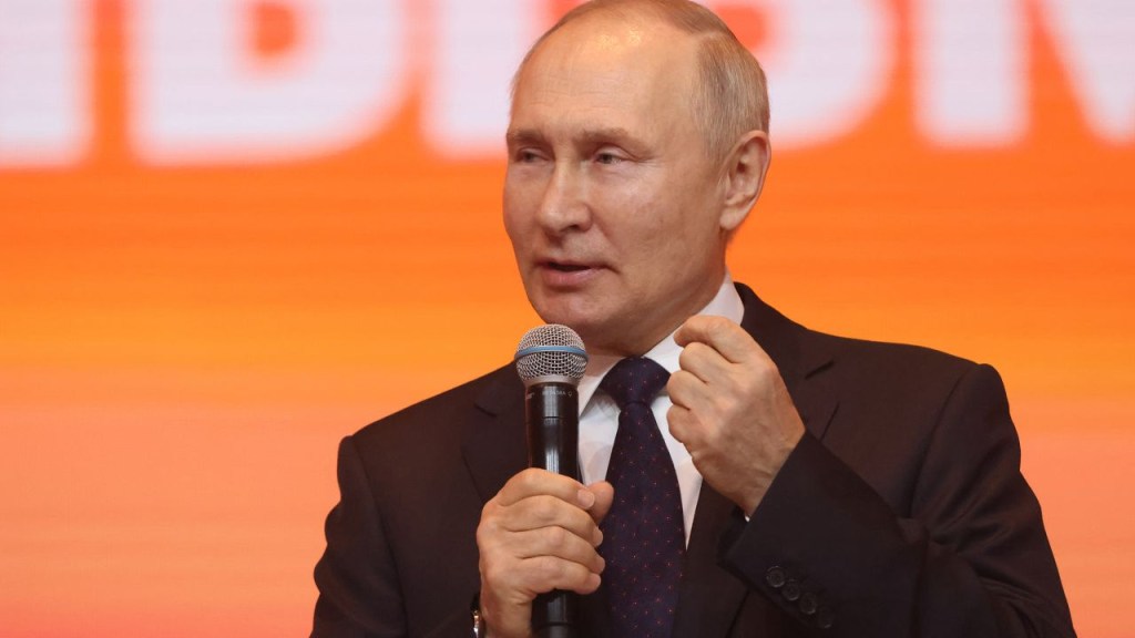 El presidente ruso, Vladimir Putin, habla en una ceremonia de premiación en Moscú el 5 de diciembre de 2022.