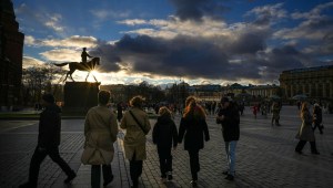 Los peatones caminan en la plaza Manezhnaya con la silueta de la estatua del mariscal soviético Georgy Zhukov en el fondo el 13 de noviembre.