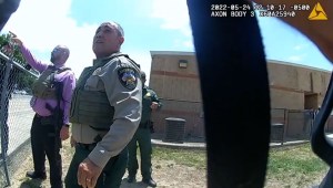 El sheriff se quedó la mayor parte del tiempo fuera de los edificios de la escuela una vez que llegó allí.
