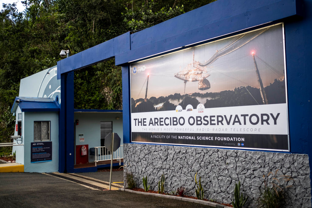 La entrada principal al Observatorio Arecibo de Puerto Rico (Crédito: Ricardo ARDUENGO / AFP)