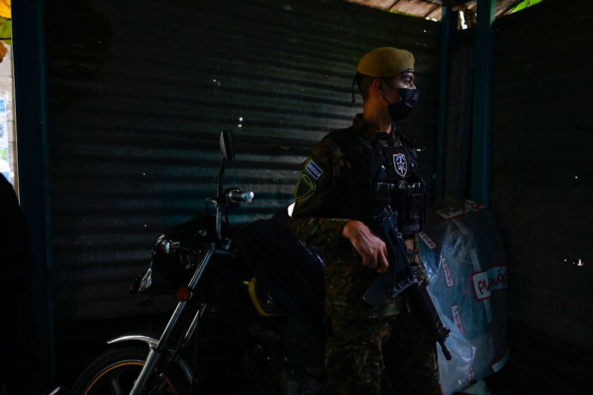 Ejército y policías rodean poblado municipio de El Salvador en busca de pandilleros