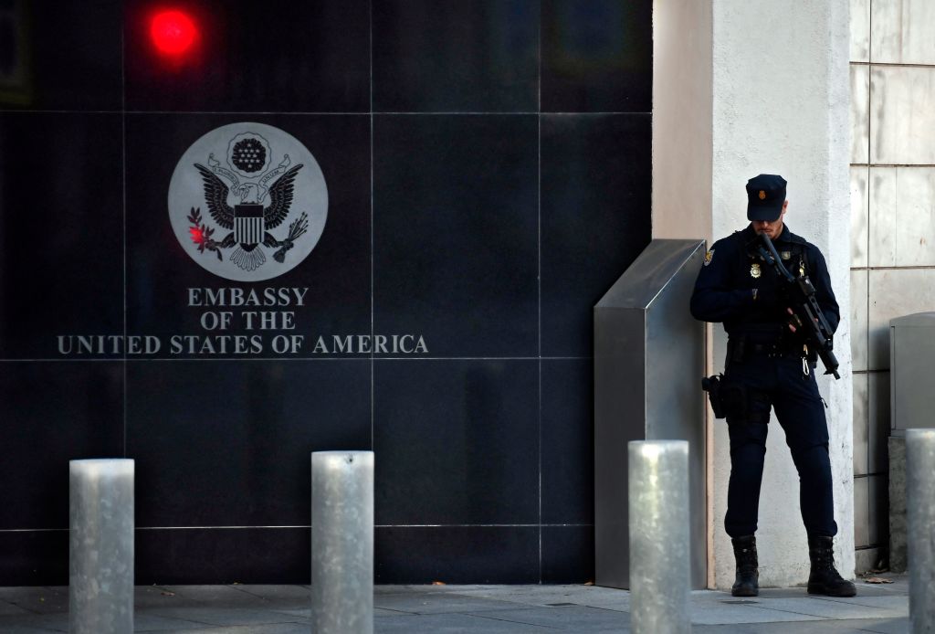 Un policía español hace guardia cerca de la embajada de Estados Unidos en Madrid, el 1 de diciembre de 2022, después de la identificación de la carta bomba. (Crédito: Oscar del Pozo/ AFP/ Getty Images)