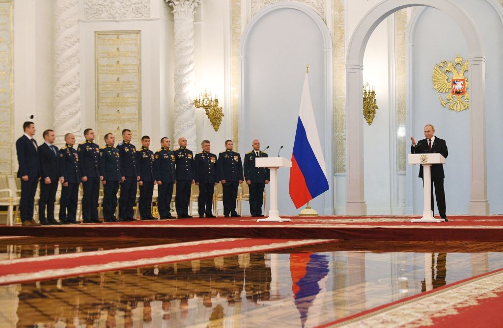 Vladimir Putin ante soldados que serán galardonados el 8 de diciembre de 2022 (Crédito: ALEXEY MAISHEV/SPUTNIK/AFP via Getty Images)