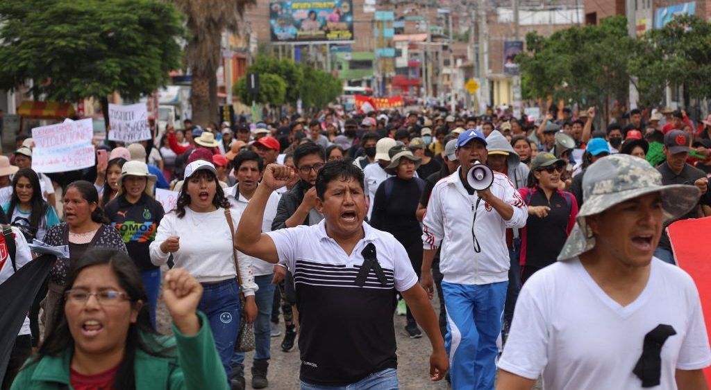 Siguen las protestas en Perú y se eleva el número de muertos