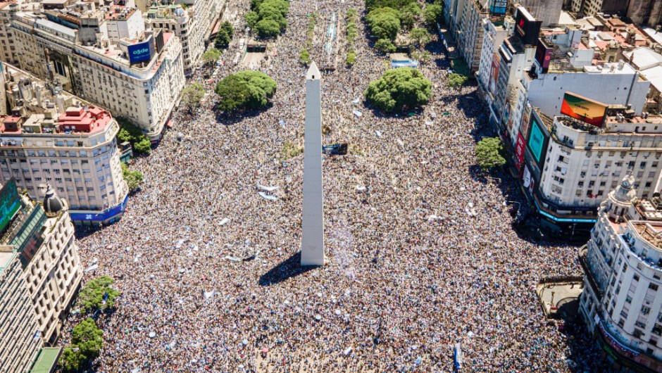 Vista aérea de los aficionados de Argentina reunidos en el Obelisco mientras esperan el desfile de la victoria de la selección nacional masculina de fútbol de Argentina después de ganar la Copa Mundial de la FIFA Qatar 2022 el 20 de diciembre de 2022 en Buenos Aires, Argentina. (Foto de Marcelo Endelli/Getty Images)