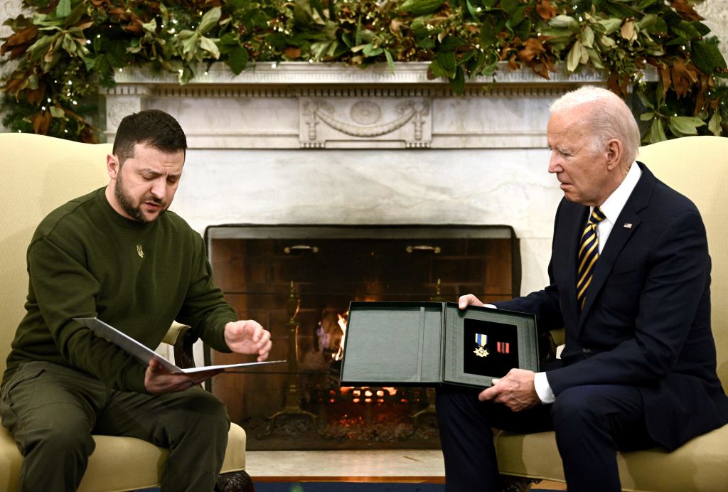 Zelensky entrega a Biden un reconocimiento al mérito militar (Crédito Brendan SMIALOWSKI / AFP)