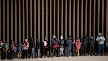 Situación en la frontera de EE.UU. y México permanece caótica tras fallo sobre Título 42