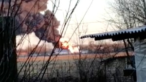 Imagen de los medios de comunicación rusos que muestra las consecuencias de un ataque presuntamente con drones contra un petrolero en el aeródromo de Kursk.